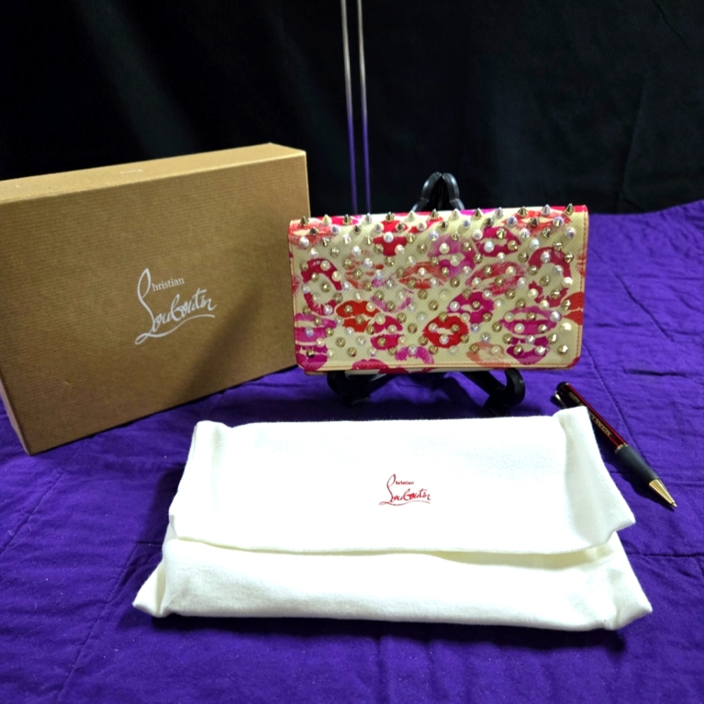 🧡💗CHRISTIAN LOUBOUTIN KISS STUDDED WALLET WITH WRISTLET STRAP